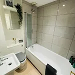 Apartment Cosy County House With Free Private Parking Sleeps Up To Four Guests