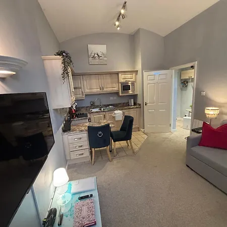 Apartment Cosy County House With Free Private Parking Sleeps Up To Four Guests *