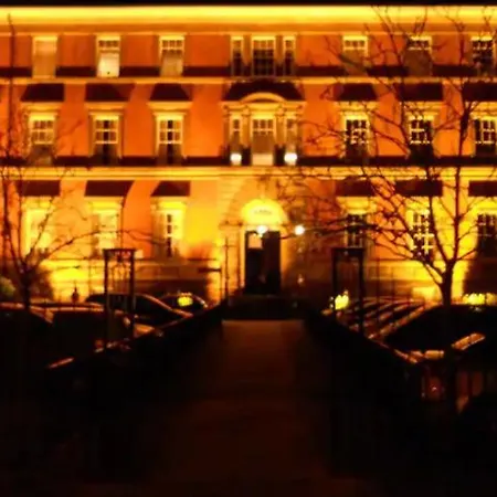 Cosy County House With Free Private Parking Sleeps Up To Four Guests