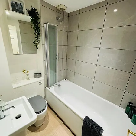 Apartment Cosy County House With Free Private Parking Sleeps Up To Four Guests