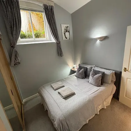 Cosy County House With Free Private Parking Sleeps Up To Four Guests