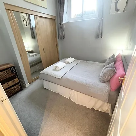 Cosy County House With Free Private Parking Sleeps Up To Four Guests *