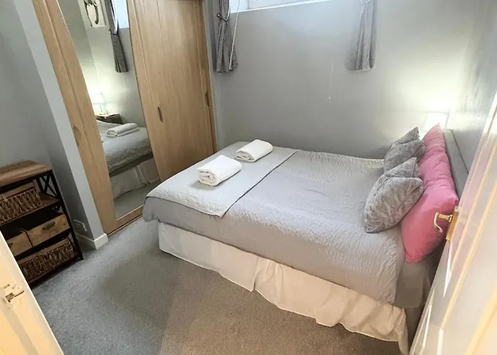 Cosy County House With Free Private Parking Sleeps Up To Four Guests *