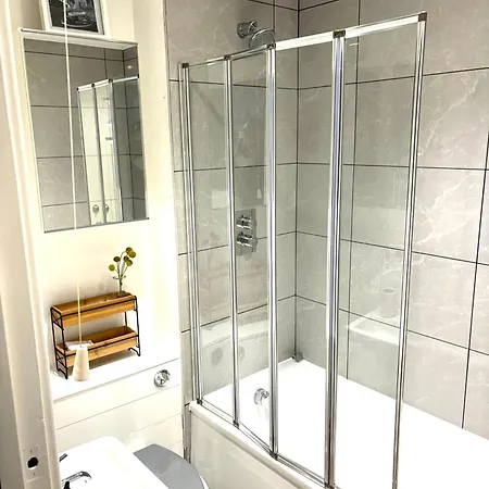County House Centre With Parking Sleeps 4