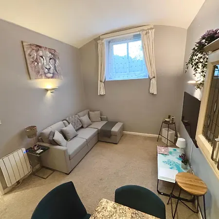 Cosy County House With Free Private Parking Sleeps Up To Four Guests