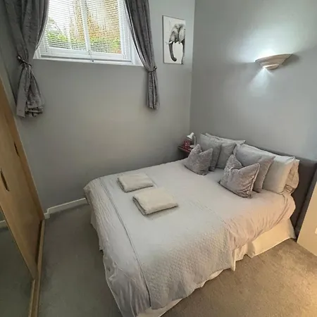 Cosy County House With Free Private Parking Sleeps Up To Four Guests *